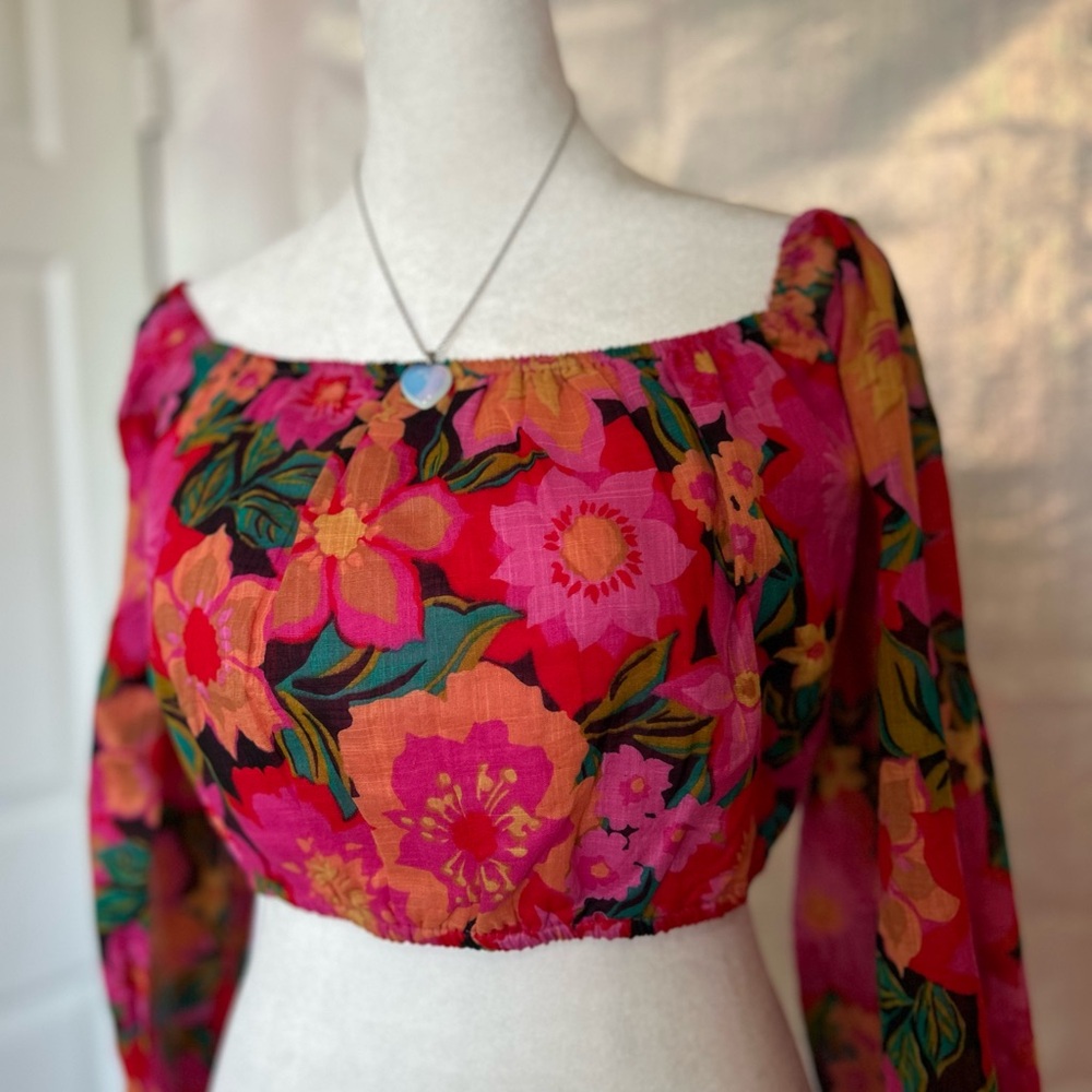 Billabong Floral Off-Shoulder Crop Top in Pink and Orange. Size M.